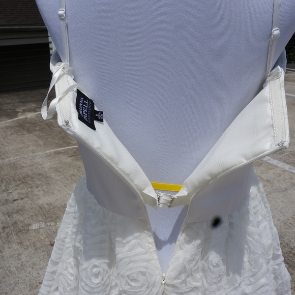 ADRIANNA PAPELL Boutique Ivory White Rosette Ball - Picture 4 of 4